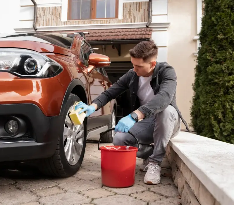 Lavage auto à domicile Saint-Calais-du-Désert : professionnel intervenant sur un véhicule